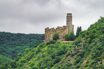 Fototapeta na wymiar Burg Maus Castle along the Rhine river near Sankt Goar, Germany,