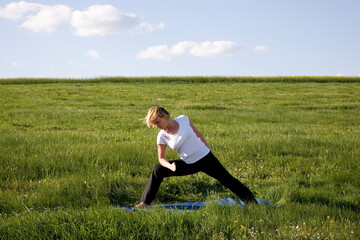 Frau macht Yoga - Vorbereitung zum großen Dreieck