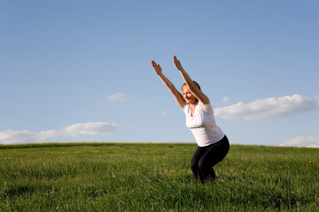 Frau macht Yoga Übung - der Blitz
