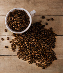 Taza de café con granos de café.  Cup of coffee with coffee beans.