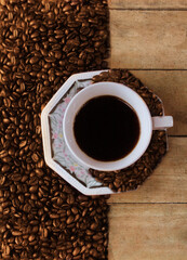 Naklejka premium Taza de café con granos de café. Cup of coffee with coffee beans.
