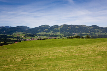 Blick über Wiesen und Berge ins Oberallgäu bei Fischen