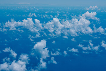 Fototapeta na wymiar 飛行機の窓から見える空