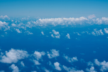 飛行機の窓から見える空