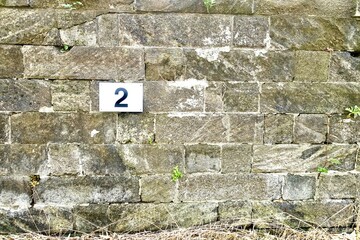 石積みの壁＝「２」