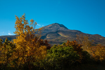 鳥海山と紅葉と青空