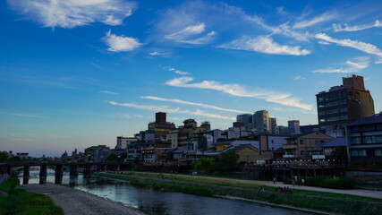 Obraz premium 鴨川の夕暮れと空模様