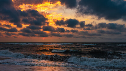 Fototapeta na wymiar Beautiful colorful sunset on the sea, summer beach