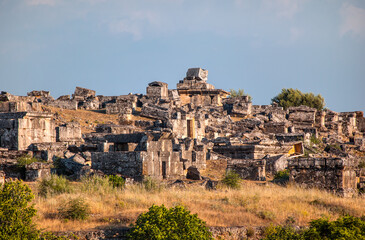 Fototapeta premium The ruins of the ancient city Hierapolis -Pamukkale, Turkey