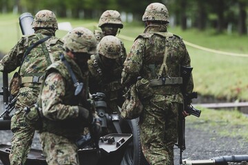 Fototapeta premium 迫撃砲と自衛官