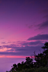 Fototapeta na wymiar 雲海の広がる朝の鮮やかな夜明けの空。津別峠、北海道、日本。