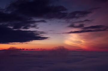 峠の頂上から見た夜明けの頃の空。津別峠、北海道、日本。