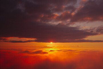 雲海の広がる夜明けの空。津別峠、北海道、日本。