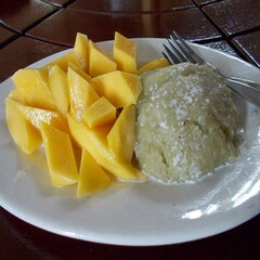 ラオスのバンビエンで食べた、マンゴーとココナッツミルクがかかったモチ米の風景