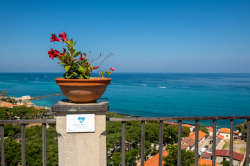 Widok z tarasu widokowego w Tropea na południu Włoch - obrazy, fototapety, plakaty