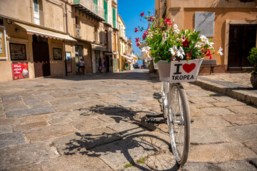 Urocza uliczka w Tropea, rower z tabliczką będący miejscem spotkań młodzieży	