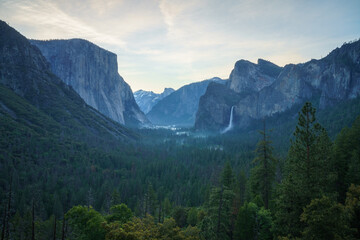 Obraz premium sunrise at the tunnel view in yosemite nationalpark, california, usa