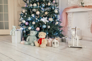 Decorations of a room with a decorated Christmas tree.