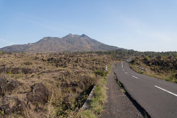 Fototapeta premium 17 November 2007, Bali, Indonesia: Road to Mount Batur