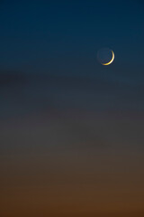 Paisagem de céu no início da noite e meia lua