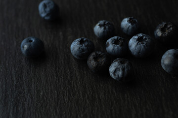 Heidelbeeren auf Schiefer Close-up