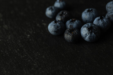 Heidelbeeren auf Schiefer Close-up