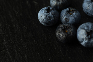 Heidelbeeren auf Schiefer Close-up