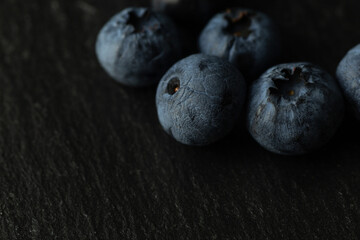 Heidelbeeren auf Schiefer Close-up