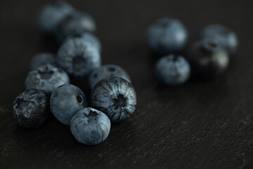 Heidelbeeren auf Schiefer Close-up