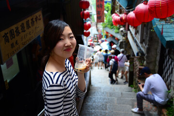 九份を観光する女性