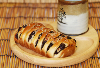 cinnamon raisin bagel with tea