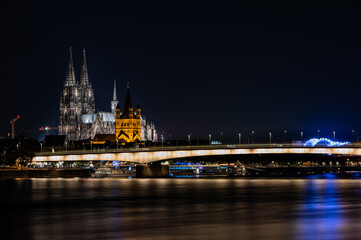 Nachtaufnahme am Rheinufer Köln mit Blick auf den Dom