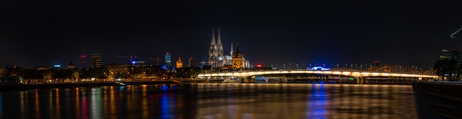 Fototapeta na wymiar Panorama Nachtaufnahme am Rheinufer Köln mit Blick auf den Dom