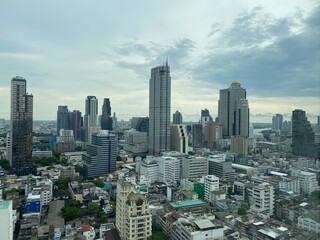 Obraz premium Panoramę Bangkoku i dachy z wysokiego punktu widokowego