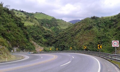 Ruta entre las montañas de la vía 9
