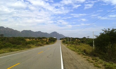 Ruta entre las montañas de la vía 4