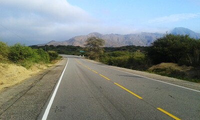 Ruta entre las montañas de la vía 2