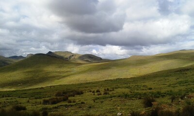 Paisaje de montaña en el horizonte 2