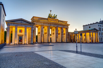 Obraz premium The famous illuminated Brandenburg Gate in Berlin at sunset with no people