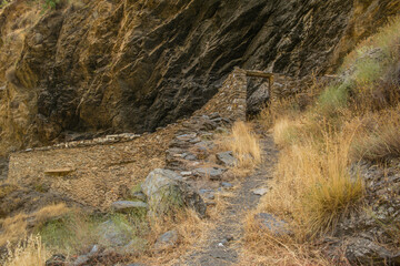 góra droga ruiny kamienie lato krajobraz © Katarzyna