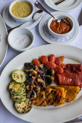 bandeja con verduras asadas y salsas