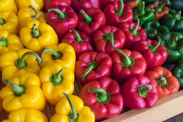 Pimientos expuestos en un comercio