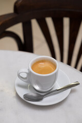 Taza de café en la mesa de un bar