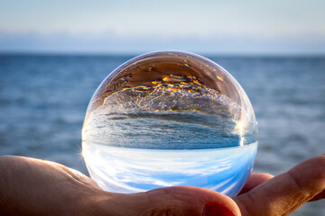 mer vue à travers une boule de verre
