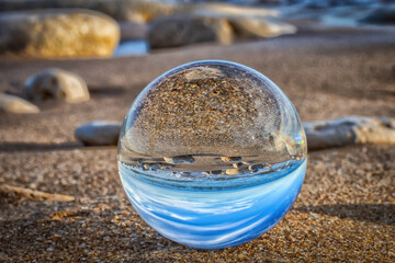 Fototapeta na wymiar plage vue dans une boule de verre