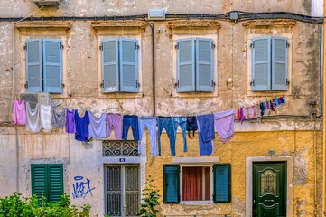 Wäsche hängt zum trocknen an der Fassade der Häuser in der venezianisch geprägten Altstadt von Kerkyra auf der Insel Korfu