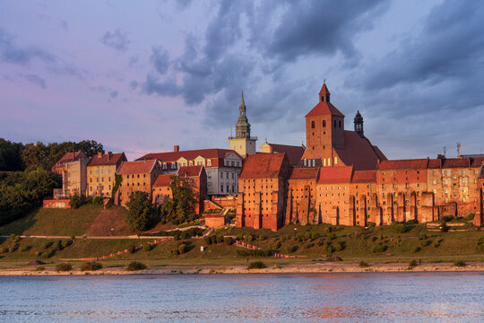 Blick &uuml;ber die Weichsel zur Altstadt von Grudiadz (deutsch Graudenz), Kujawien-Pommern, Polen
