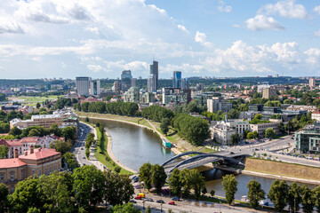 Obraz premium Blick über der Neris und die König-Mindaugas-Brücke zur Skyline von Vilnius, Litauen