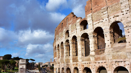 Fototapeta premium Coliseum in the center of Rome with cloudy sky