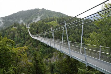 Fototapeta na wymiar Highline 179 - Die mit 406 m längste Hängebrücke Österreichs verbindet die Burgruine Ehrenstein mit dem Fort Clausen 114m über der Fernpassstraße. Die Traglast ist für 1000 Personen ausreichend.